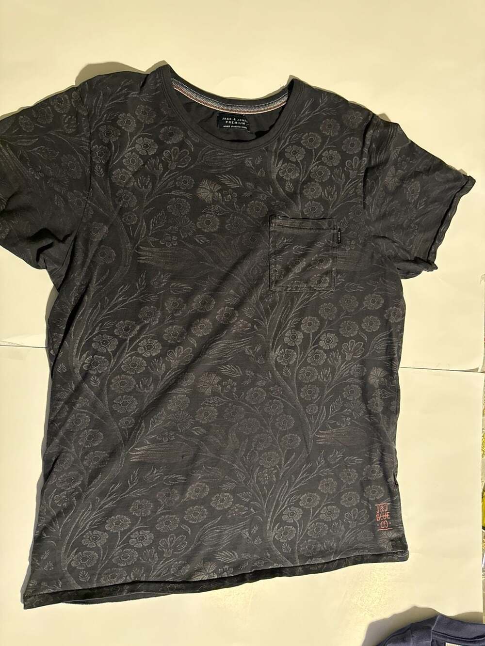Wholesale Embroidered Mens T Shirt: Stylish Short Sleeve Tee With Unique Drawing